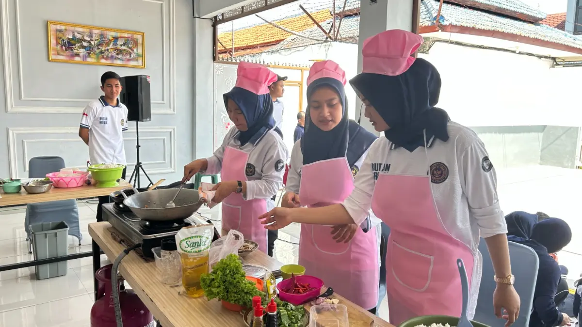 Unjuk Bakat : Petugas Rutan Kelas IIB Gresik dan warga binaan menunjukkan kekompakan saat mengikuti lomba masak untuk memperingati HBP ke-62.