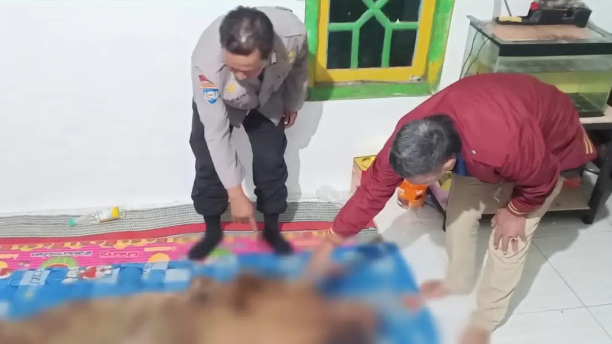 Proses : Anggota Polsek Benjeng dibantu warga saat melakukan evakuasi korban kesetrum jebakan tikus di area persawahan di Desa Munggugebang, Kecamatan Benjeng, Gresik. (Ist/Radar Gresik) 