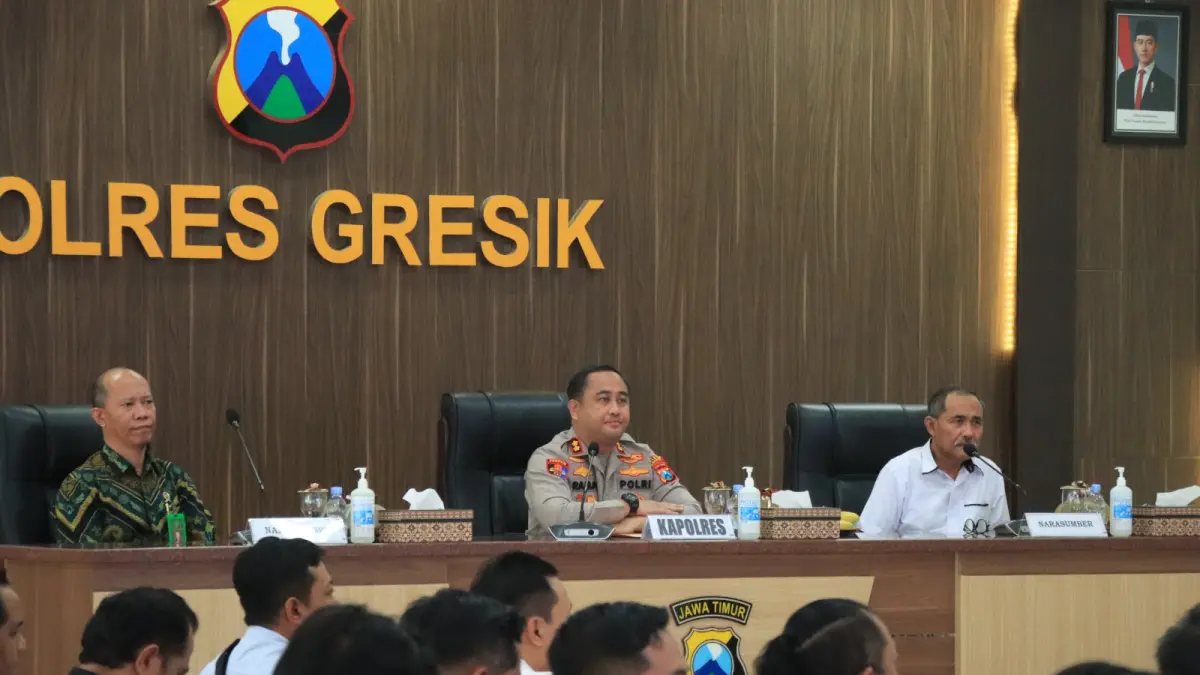 Sosialisasi: Kapolres Gresik AKBP Ramadhan Nasution beserta jajaran saat mengikuti sosialisasi UU KUHAP 2025 untuk memperkuat profesionalisme penyidik di Mapolres Gresik. (Yudhi/Radar Gresik) 
