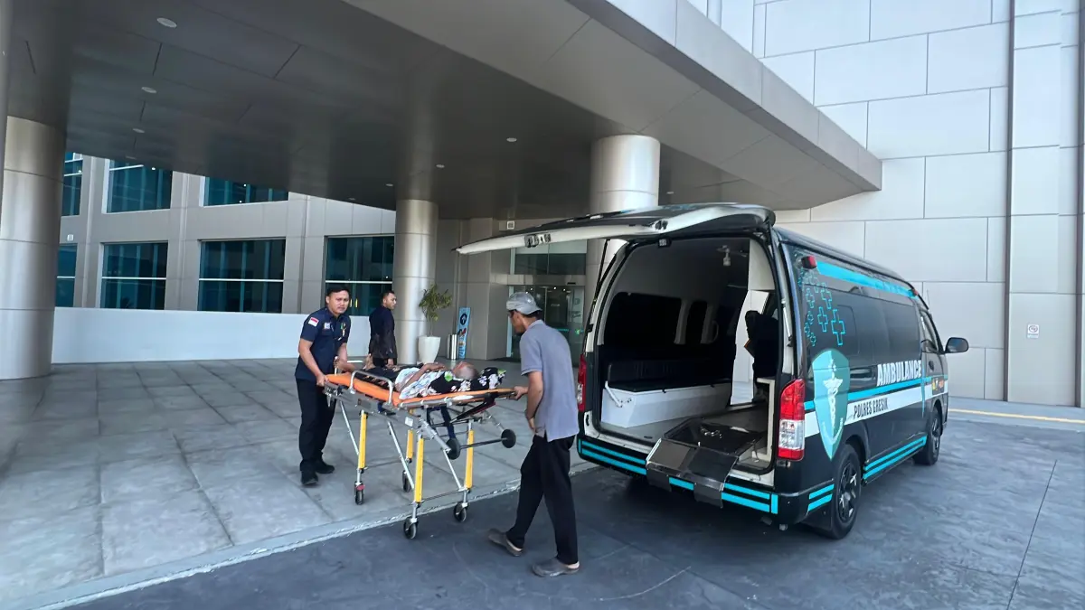 Ambulans Gratis: Anggota Dokkes Polres Gresik saat mendampingi warga Desa Hulaan, Kecamatan Menganti, untuk mendapatkan perawatan medis di RSUP Kemenkes Surabaya. (Yudhi/Radar Gresik) 