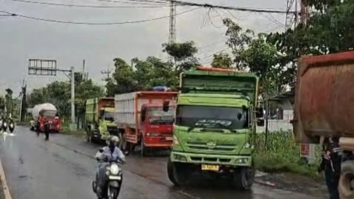 Aspirasi: Pembangunan infrastruktur jalan dan fasilitas publik menjadi fokus saran Wakil Ketua Komisi III DPRD Gresik, Abdullah Hamdi dalam rapat LKPJ. (Fajar/Radar Gresik) 