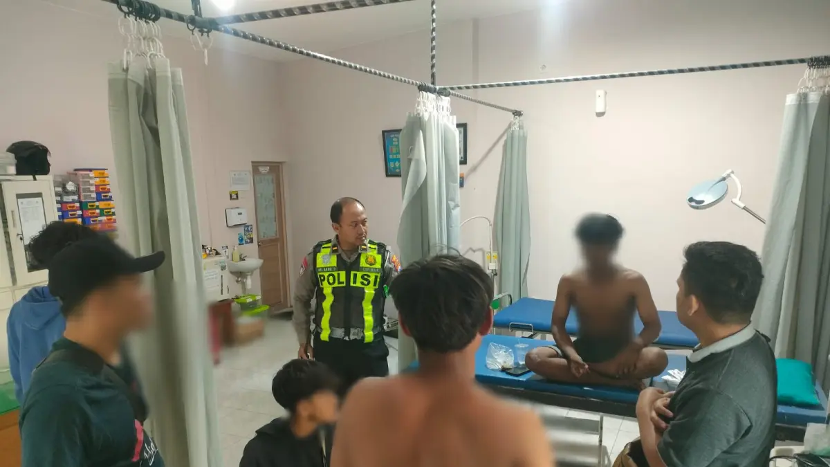Dirawat: Korban pengeroyokan di Simpang Karangandong, Kecamatan Driyorejo, Gresik, saat mendapatkan perawatan medis di puskesmas setempat. (Ist/Radar Gresik) 