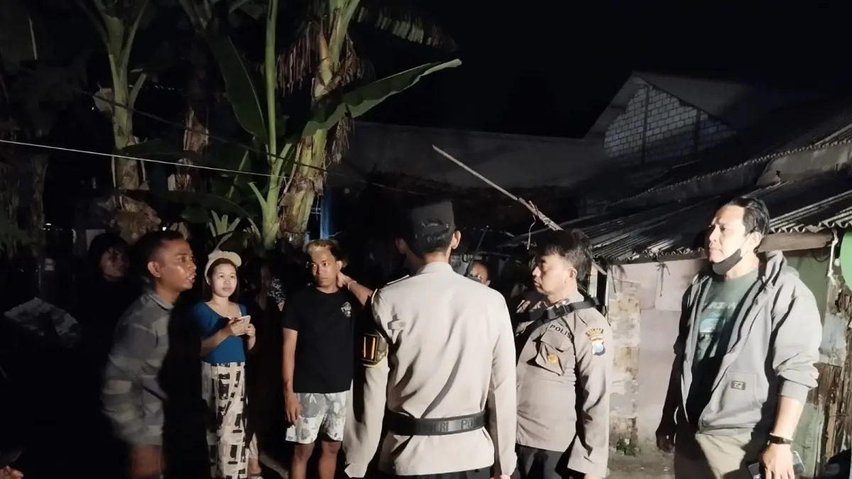 Geger : Anggota kepolisian saat melakukan evakuasi dan olah TKP penemuan jenazah pria di sebuah rumah di Kelurahan Kebomas, Kecamatan Kebomas, Gresik. (Ist/Radar Gresik) 