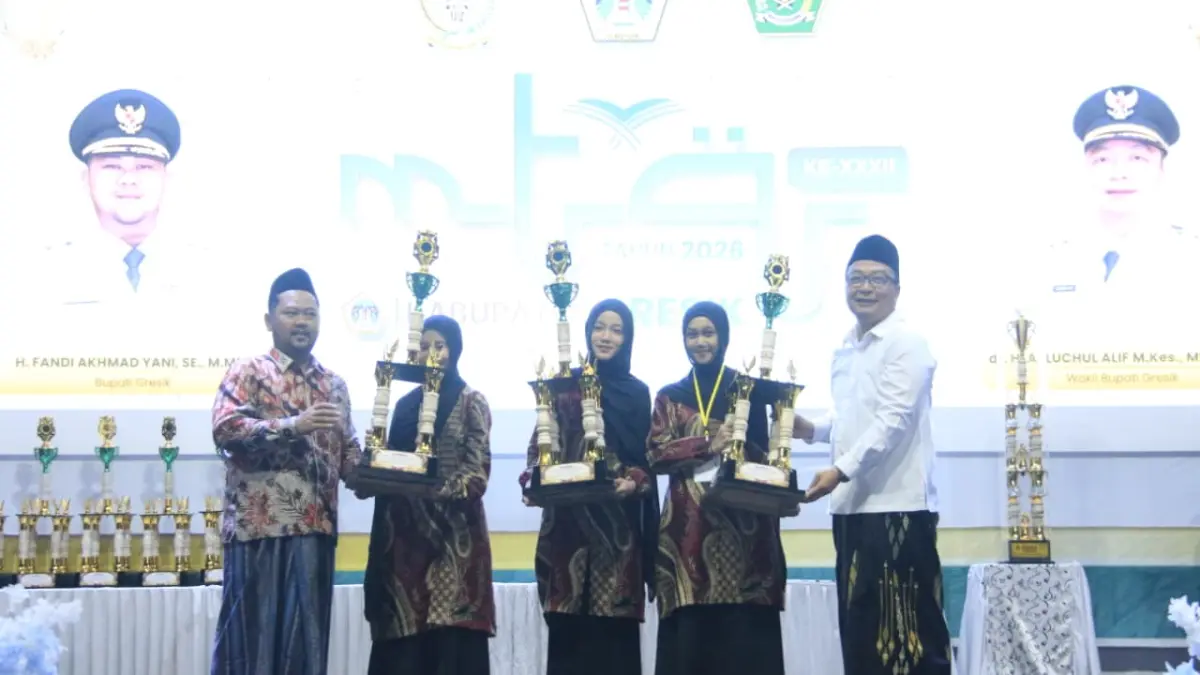 Keren : Bupati Gresik, Fandi Akhmad Yani, secara resmi menutup rangkaian acara sekaligus mengumumkan Kecamatan Bungah sebagai juara umum untuk ketiga kalinya secara berturut-turut. (Ist/Radar Gresik) 