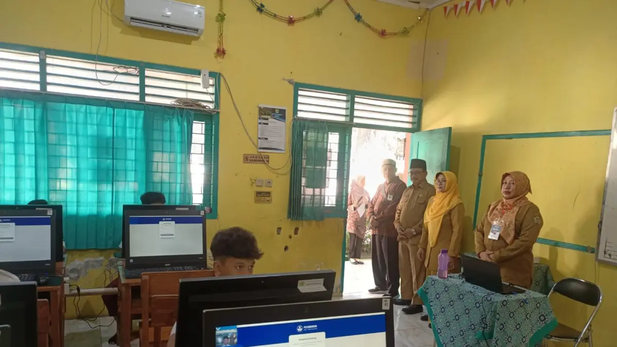 Konsentrasi: Suasana para siswa saat mengikuti Tes Kompetensi Akademik (TKA) tingkat SD di salah satu sekolah di Kabupaten Gresik. (Fajar/Radar Gresik) 
