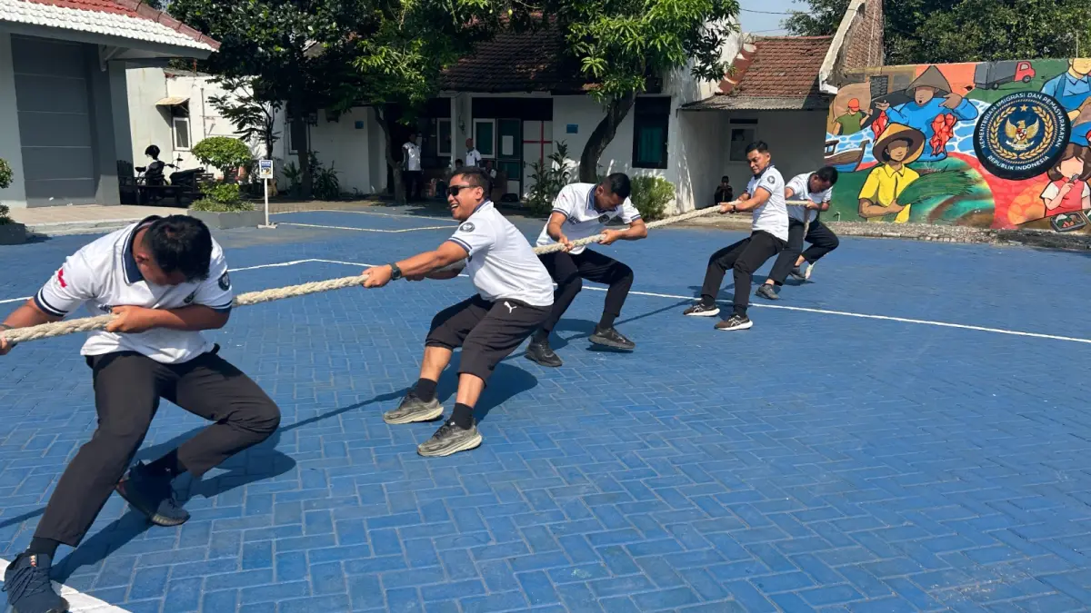 Partisipasi: Petugas Rutan Gresik saat meramaikan lomba tarik tambang dan balap karung dalam rangka peringatan HBP ke-62 di Kantor Wilayah Kemenkumham Jawa Timur, Sidoarjo. (Yudhi/Radar Gresik) 