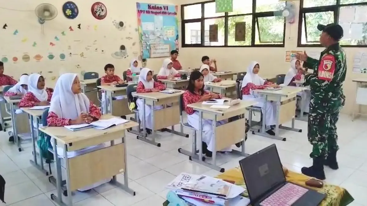 PEMBEKALAN : Para siswa diberikan materi tentang wawasan kebangsaan. (Fajar/Radar Gresik) 