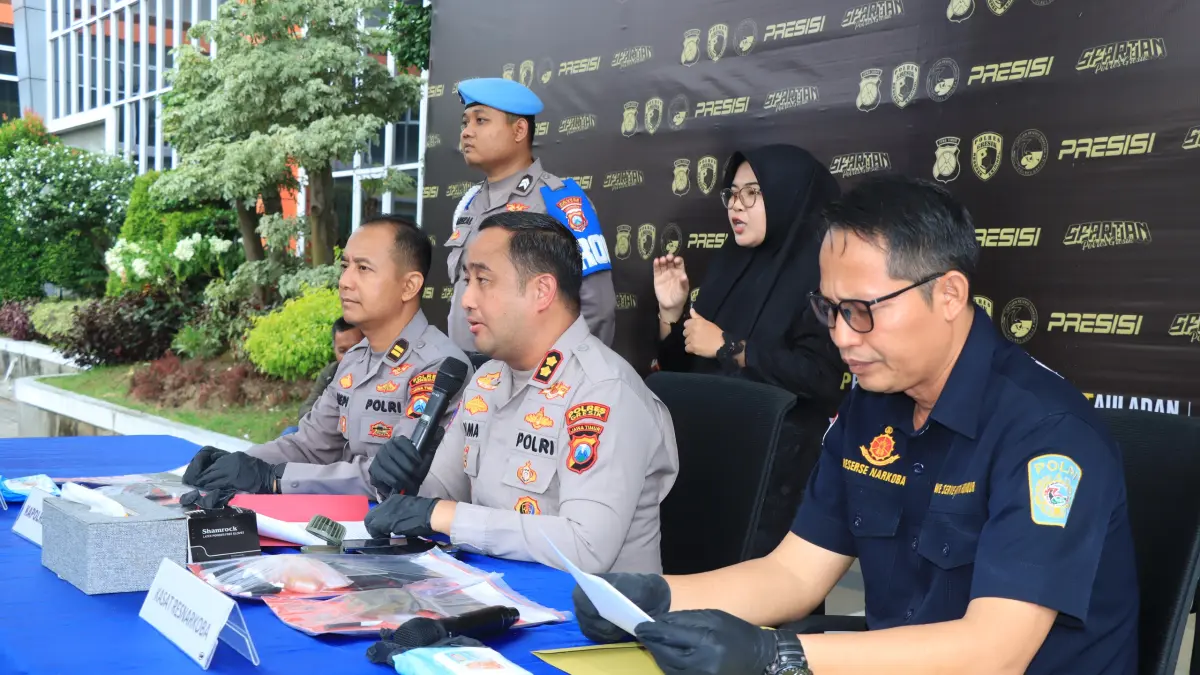 Diamankan: Kapolres Gresik AKBP Ramadhan Nasution (tengah), didampingi Kasatnarkoba AKP Ahmad Yani (kanan) dan Kasihumas Iptu Hepi (kiri) saat merilis barang bukti sabu dari jaringan lintas kota di Mapolres Gresik. (Yudhi/Radar Gresik) 