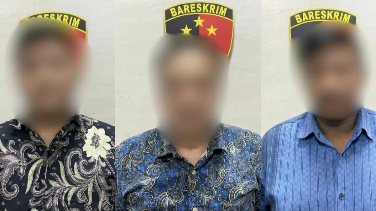 Diamankan: Ketiga tersangka kasus pengeroyokan di Jalan Veteran saat menjalani pemeriksaan di Mapolres Gresik. (Ist/Radar Gresik) 