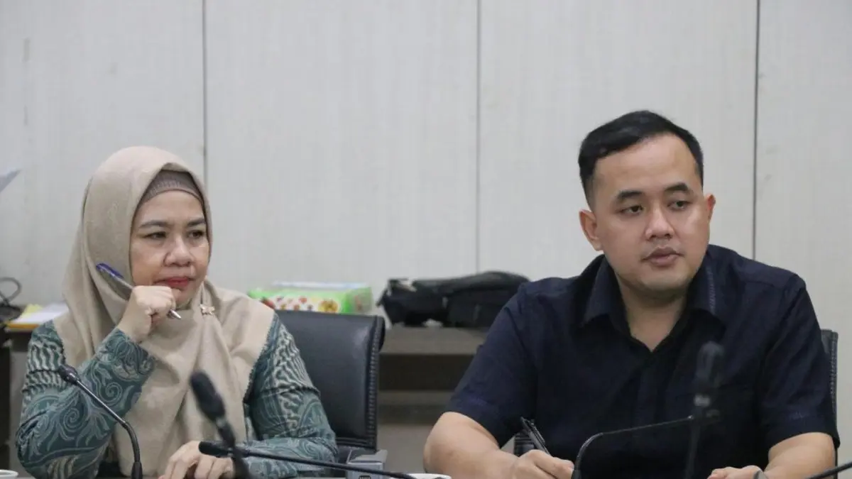 Hearing: Suasana rapat tertutup Komisi I DPRD Gresik bersama BKPSDM, Inspektorat, dan Bagian Hukum terkait skandal SK ASN palsu. (Fajar/Radar Gresik) 