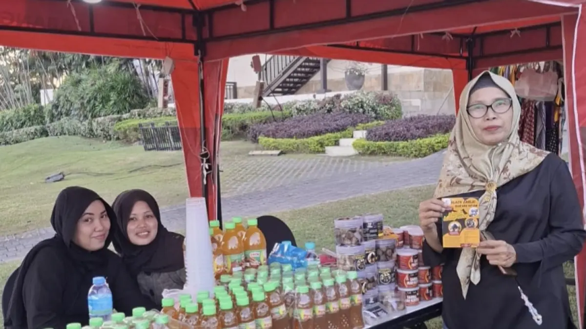 Mengeluh : Kenaikan harga bahan baku kemasan plastik yang mencapai 40 persen mulai memukul biaya operasional pelaku UMKM di Kabupaten Gresik. (Fajar/Radar Gresik) 
