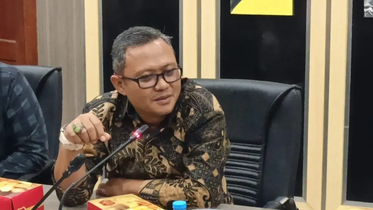 Penjaringan : Sekretaris DPD Partai Golkar Gresik, Khusnul Fiqhan, saat memberikan keterangan terkait pengisian kursi pimpinan DPRD Gresik.(Fajar/Radar Gresik) 