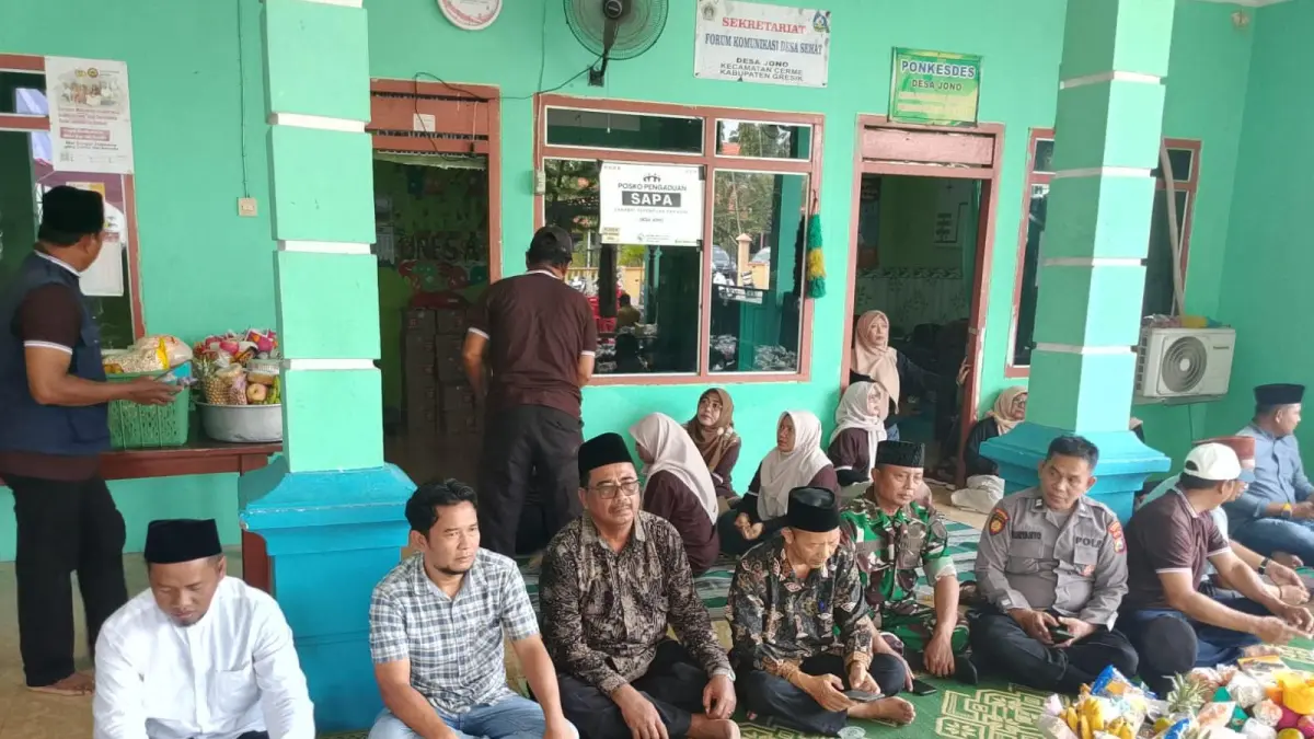 Wujud Syukur: Masyarakat Dusun Tugu saat berkumpul membawa tumpeng dan hasil bumi dalam tradisi Sedekah Bumi sebagai simbol kebersamaan dan rasa syukur. (Fajar/Radar Gresik) 