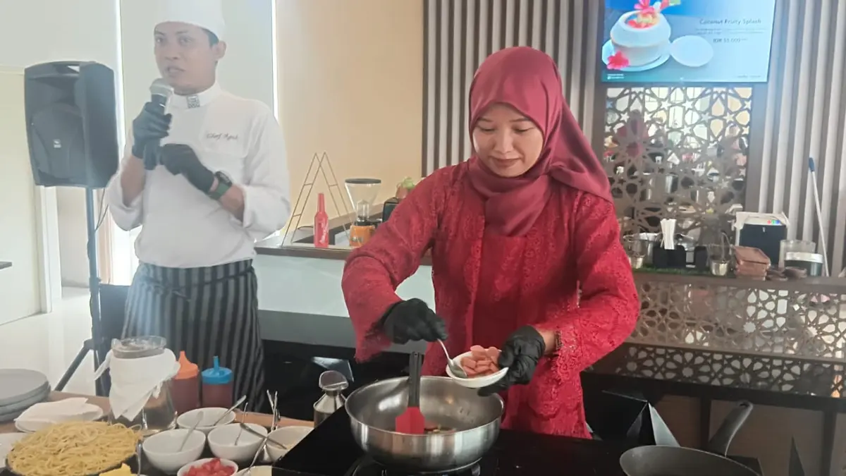 Cooking: Chef Hotel Santika Gresik saat mendemonstrasikan pembuatan Spaghetti Napolitan di hadapan para pengunjung dalam momen perayaan Hari Kartini. (Fajar/Radar Gresik) 