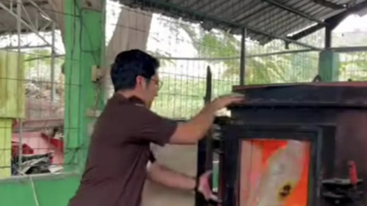 Dimusnahkan: Anggota Kejari Gresik saat memusnahkan barang bukti kasus korupsi CSR PT Smelting berupa ratusan karung beras tak layak konsumsi di TPA Ngipik. (Ist/Radar Gresik) 