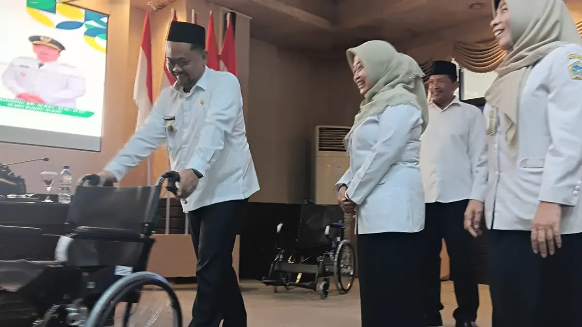 Peduli : Bupati Gresik, Fandi Akhmad Yani penyerahan simbolis kursi roda di ruang Putri Cempo Kantor Bupati Gresik. (Ist/Radar Gresik) 