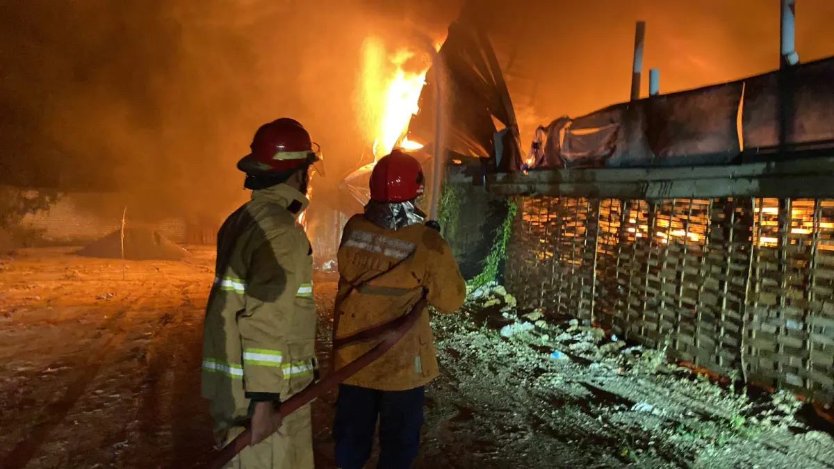 Pemadaman: Petugas Damkarla Gresik berjibaku melakukan pemadaman api di gudang biji plastik U.D. Maju Mapan di Desa Tanjung, Kecamatan Kedamean, yang terbakar hebat. (Ist/Radar Gresik) 