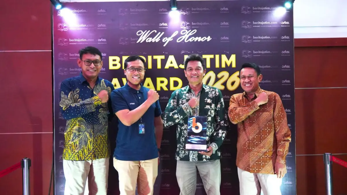 PRESTASI: Manajemen PT Terminal Teluk Lamong saat menerima penghargaan TJSL pada HUT ke-20 Berita Jatim Award di Surabaya. (Ist/Radar Gresik) 