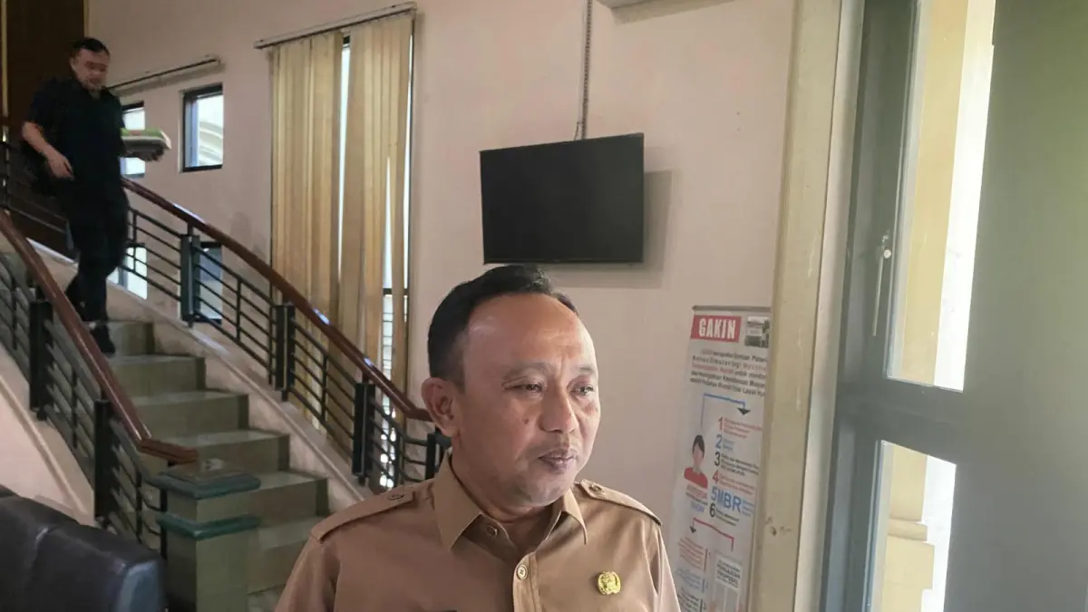 RAPAT : Kepala BKSDM Gresik usai rapat bersama Komisi I DPRD, Inspektorat, dan bagian hukum Pemkab Gresik. (Fajar/Radar Gresik) 