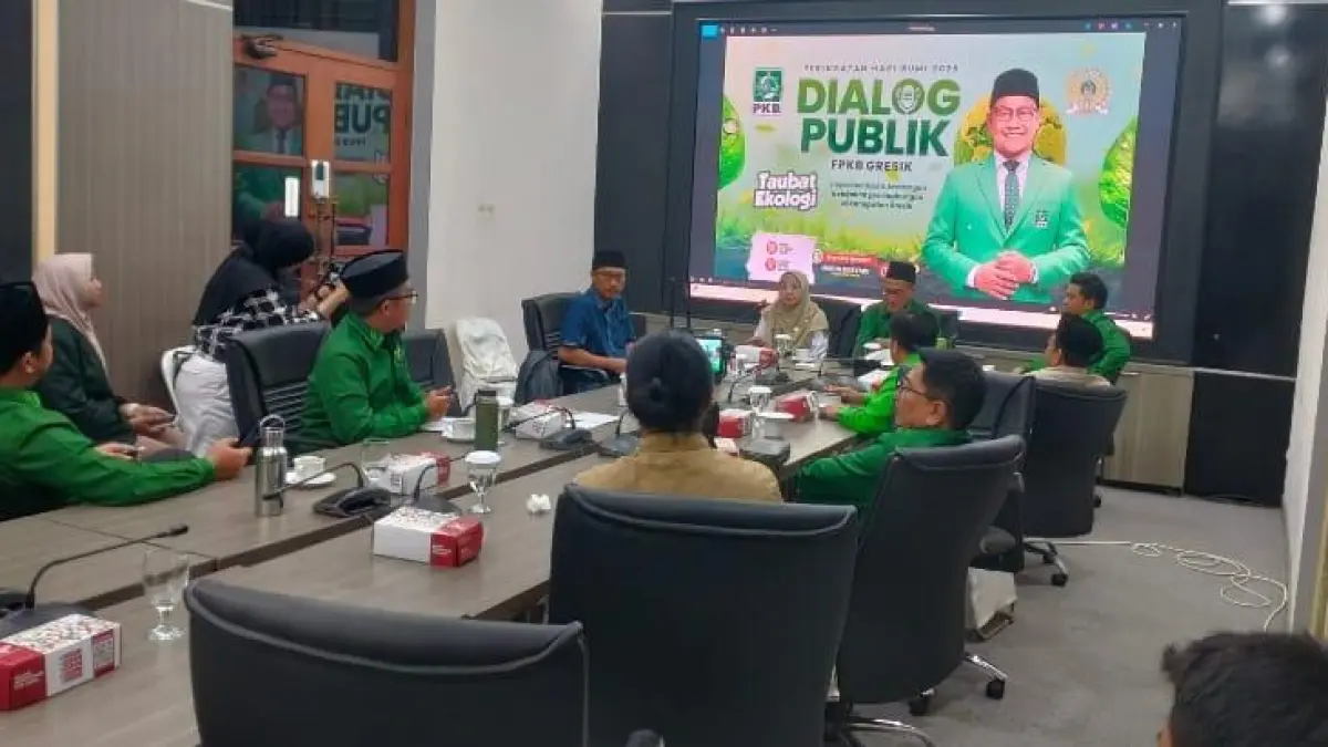 Dialog: Ketua DPRD Gresik Syahrul Munir bersama Kepala DLH dan pegiat lingkungan saat berdialog mencari solusi penanganan sampah plastik di Kabupaten Gresik. (Fajar/Radar Gresik) 