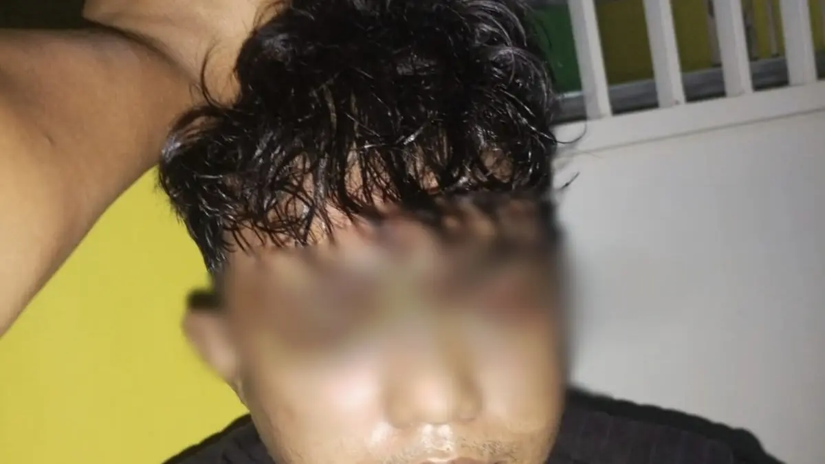 Diamankan: Terduga pelaku inisial MHA saat diamankan warga dan polisi usai tepergok diduga akan melakukan aksi pencurian di sebuah kosan di Jalan Kapten Darmosugondo, Kelurahan Indro. (Yudhi/Radar Gresik) 