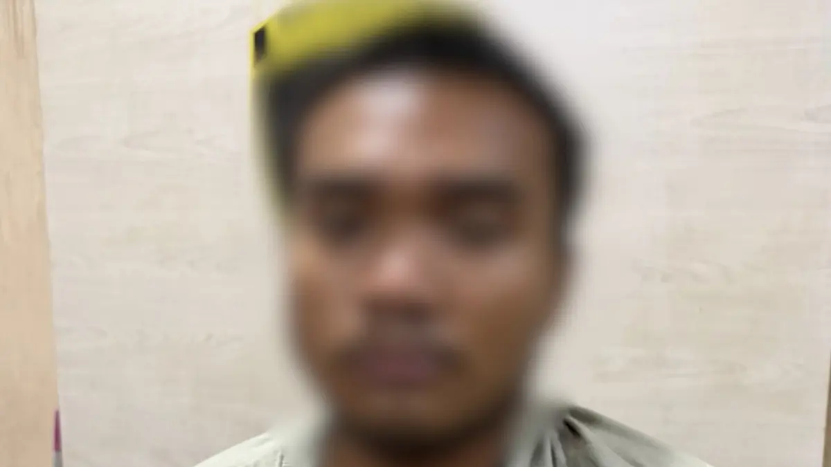 Diamankan: Tersangka DS saat menjalani pemeriksaan di Mapolres Gresik usai ditangkap dalam pelariannya di Kota Malang. (Ist/Radar Gresik) 
