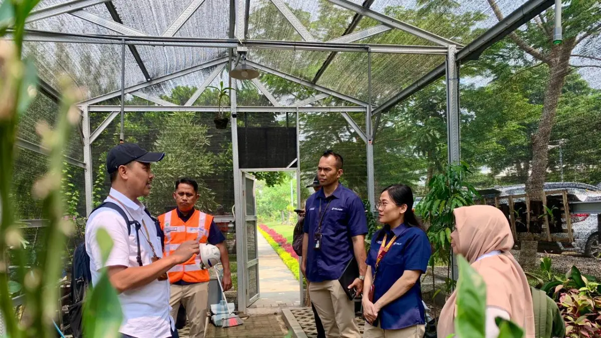 Green Port: Tim peneliti dari BRIN Kebun Raya Purwodadi saat meninjau area Greenhouse PT Terminal Teluk Lamong guna memperkuat keanekaragaman hayati di kawasan pelabuhan. (Ist/Radar Gresik) 