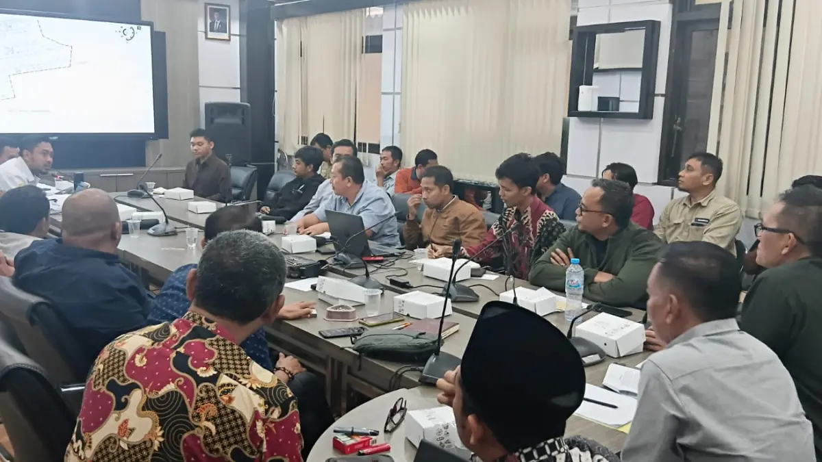 Hearing: Suasana rapat dengar pendapat (hearing) di Komisi III DPRD Gresik yang menghadirkan warga perumahan Satya Grand City, pengembang, dan dinas terkait. (Fajar/Radar Gresik) 
