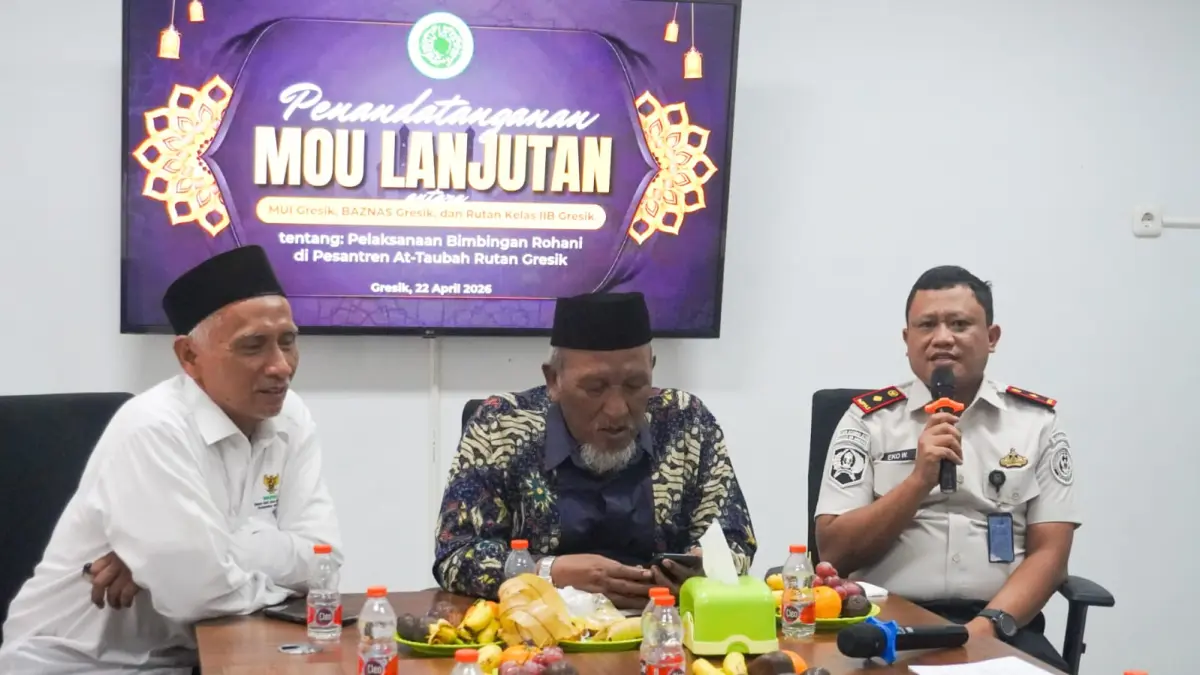 Kerjasama: Kepala Rutan Kelas IIB Gresik Eko Widiatmoko saat melakukan prosesi penandatanganan kerja sama dengan MUI dan BAZNAS Kabupaten Gresik. (Yudhi/Radar Gresik) 