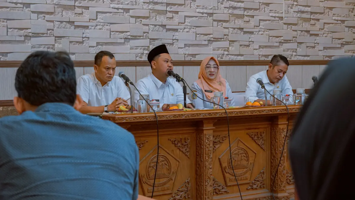 Kolaborasi: Bupati Gresik Fandi Akhmad Yani saat memberikan arahan dalam kegiatan Advokasi dan Sosialisasi CSR SIGAP di hadapan perwakilan dunia industri. (Ist/Radar Gresik) 