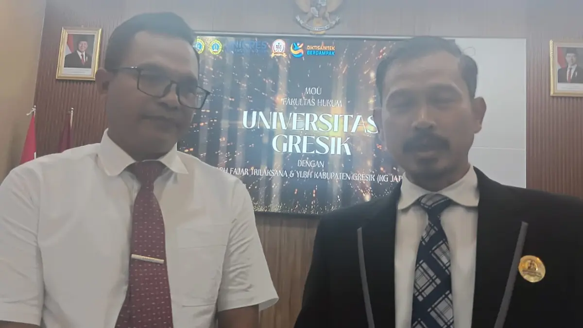 Kolaborasi: Ketua Yayasan LBH Fajar Trilaksana Andi Fajar Yulianto dan Pj Rektor Universitas Gresik Suyanto saat melakukan penandatanganan MoU untuk penguatan pendidikan dan pengabdian masyarakat. (Fajar/Radar Gresik) 