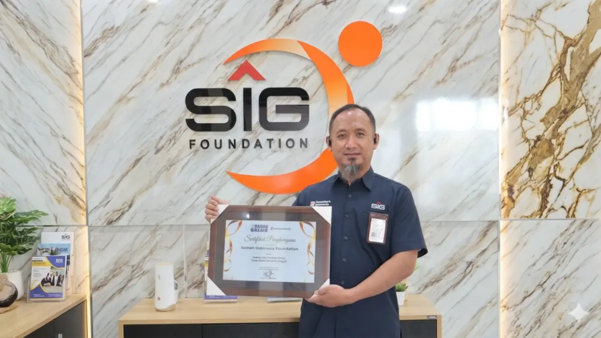 Prestasi : Semen Indonesia Foundation (SIF) meraih penghargaan "Best Achievement dari Radar Surabaya atas dedikasi dalam mengelola pendidikan berkualitas. (Riri/Radar Gresik)