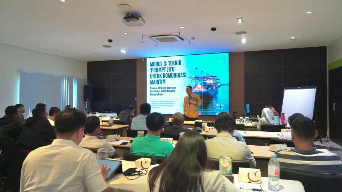 Adaptasi Digital: Tim Humas PT Terminal Teluk Lamong (TTL) bersama tim krisis saat mengikuti pelatihan integrasi AI untuk memperkuat strategi komunikasi publik yang proaktif. (Ist/Radar Gresik) 