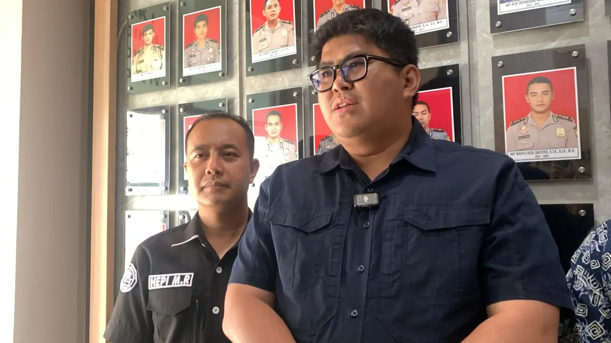 Beri Keterangan: Kasatreskrim Polres Gresik AKP Arya Widjaya (kanan) memberikan keterangan pers didampingi Kasihumas Iptu Hepi Muslih Riza terkait pengejaran pelaku pemalsuan SK ASN. (Yudhi/Radar Gresik) 
