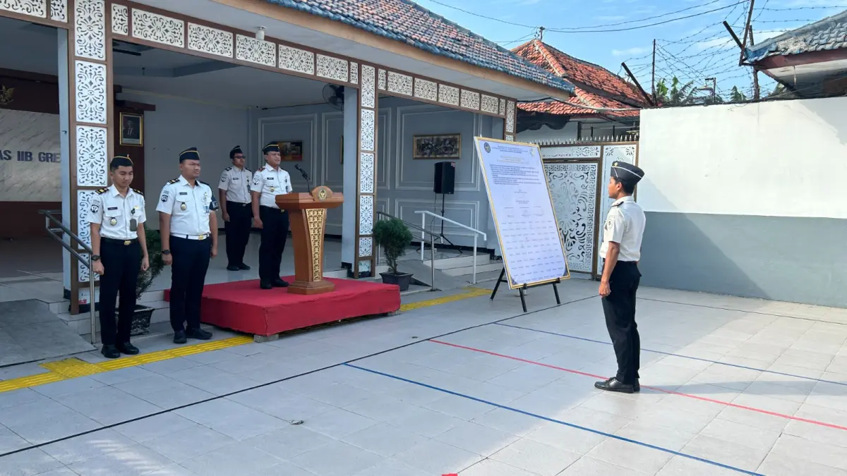 Halinar: Kepala Rutan Kelas IIB Gresik Eko Widiatmoko beserta seluruh jajaran saat menggelar deklarasi dan penandatanganan ikrar Zero Handphone, Pungutan Liar, dan Narkoba Tahun 2026. (Yudhi/Radar Gresik) 