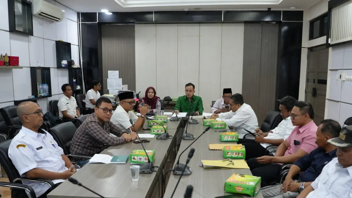 Hearing: Komisi I DPRD Gresik saat memfasilitasi rapat kerja bersama DPMD, Inspektorat, dan pihak Desa Dahanrejo terkait polemik seleksi perangkat desa. (Fajar/Radar Gresik) 