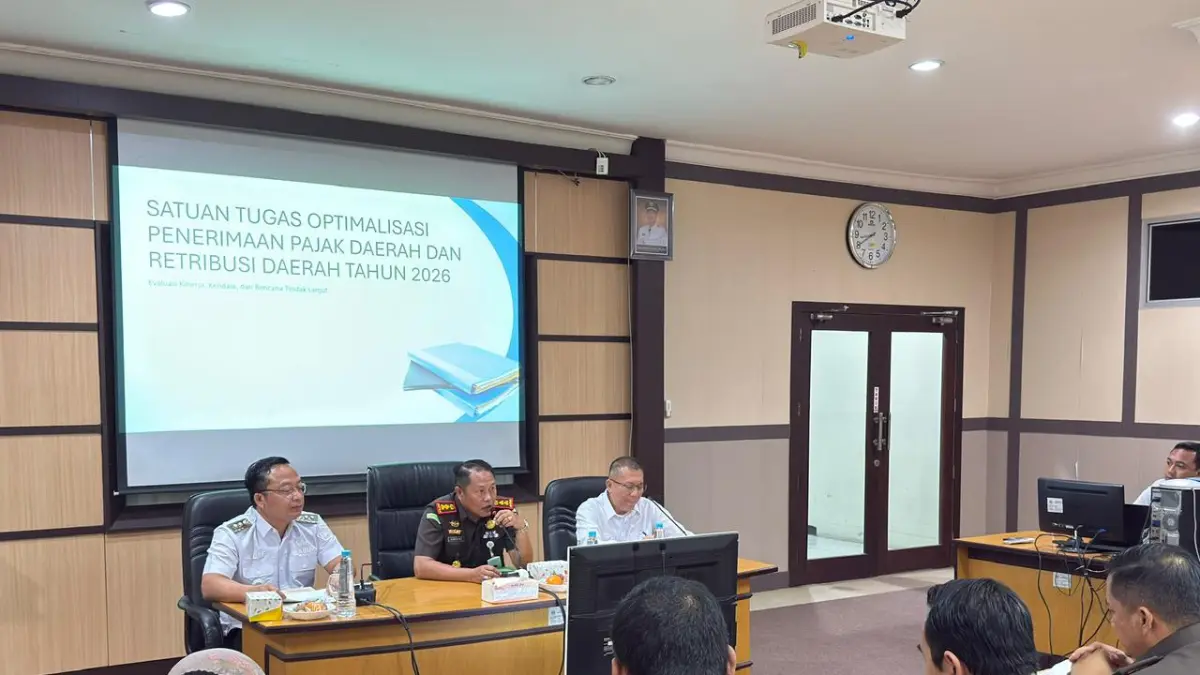 Koordinasi: Kajari Gresik Zam Zam Ikhwan beserta jajaran saat menghadiri rakor Satgas Optimalisasi Pajak dan Retribusi Daerah bersama jajaran Pemkab Gresik. (Yudhi/Radar Gresik) 