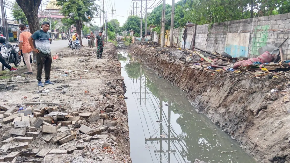 Penanganan Banjir: Proses normalisasi saluran air di kawasan Driyorejo yang telah tuntas dilaksanakan guna meminimalisir risiko banjir di wilayah selatan Gresik. (Ist/Radar Gresik) 