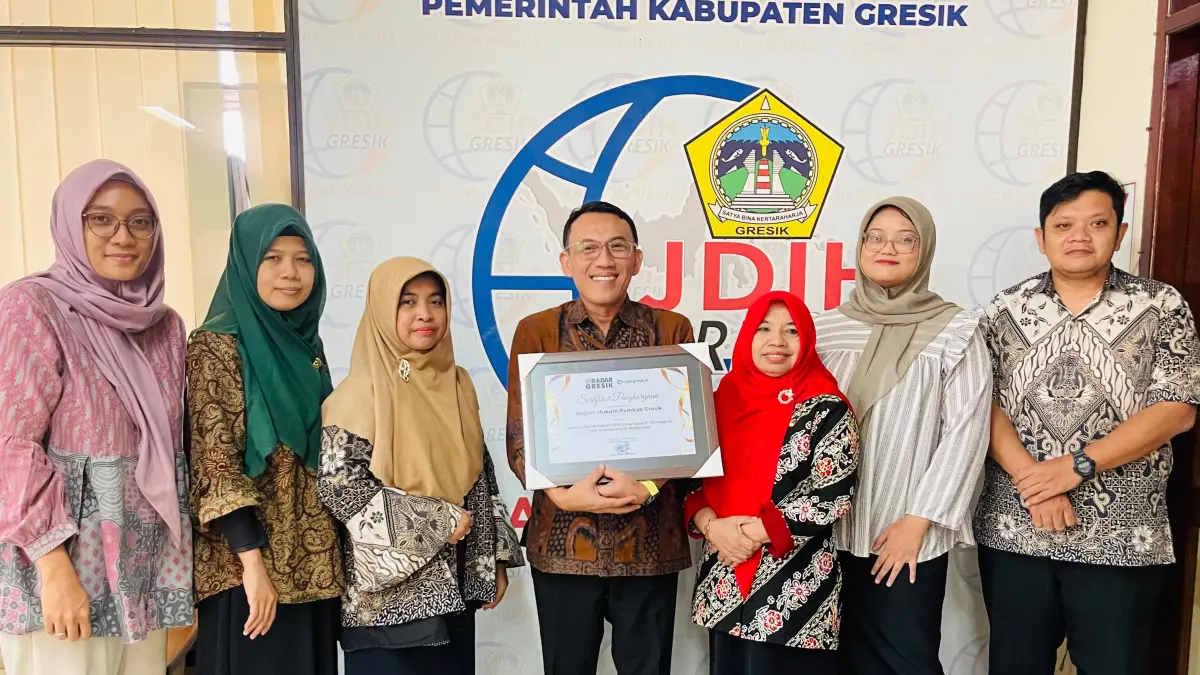 PRESTASI : Bagian Hukum Setda Kabupaten Gresik berhasil meraih penghargaan dari Radar Surabaya sebagai JDIH Inovatif. (Novia/Radar Gresik) 