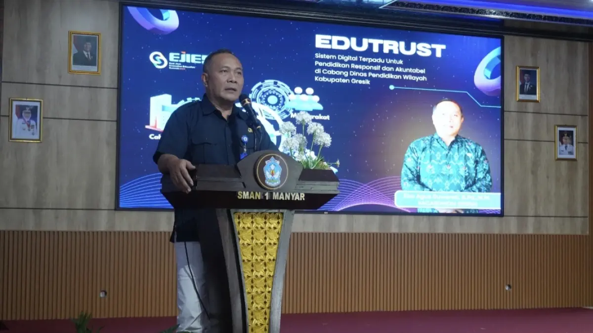 Bangga : Kepala Cabang Dinas Pendidikan Kabupaten Gresik, Eko Agus Suwandi, saat melaunching platform EDUTRUST di SMA N 1 Manyar. (Ist/Radar Gresik) 