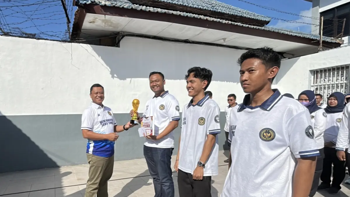 Ceremony : Kepala Rutan Kelas IIB Gresik Eko Widiatmoko saat memberikan hadiah dan trofi kepada pemenang pekan olahraga warga binaan dalam rangka HBP ke-62. (Yudhi/Radar Gresik) 