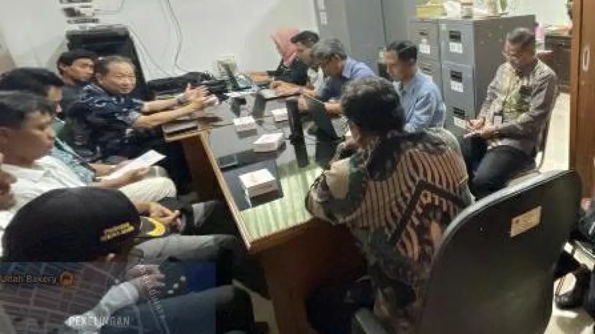 Mediasi: Perwakilan perusahaan saat menerima sanksi dari DLH Gresik terkait pembuangan limbah konstruksi di area permukiman warga. (Ist/Radar Gresik) 