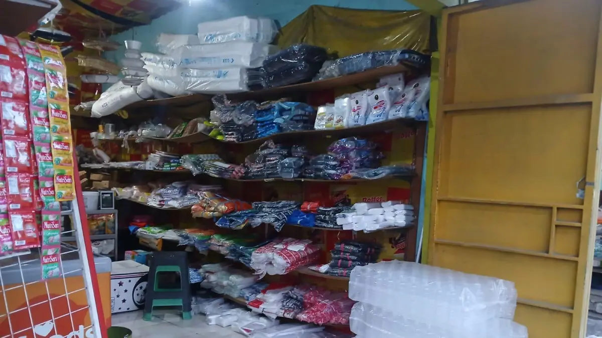 Stok : Suasana stok plastik di salah satu toko plastik di Gresik. (Ist/Radar Gresik) 