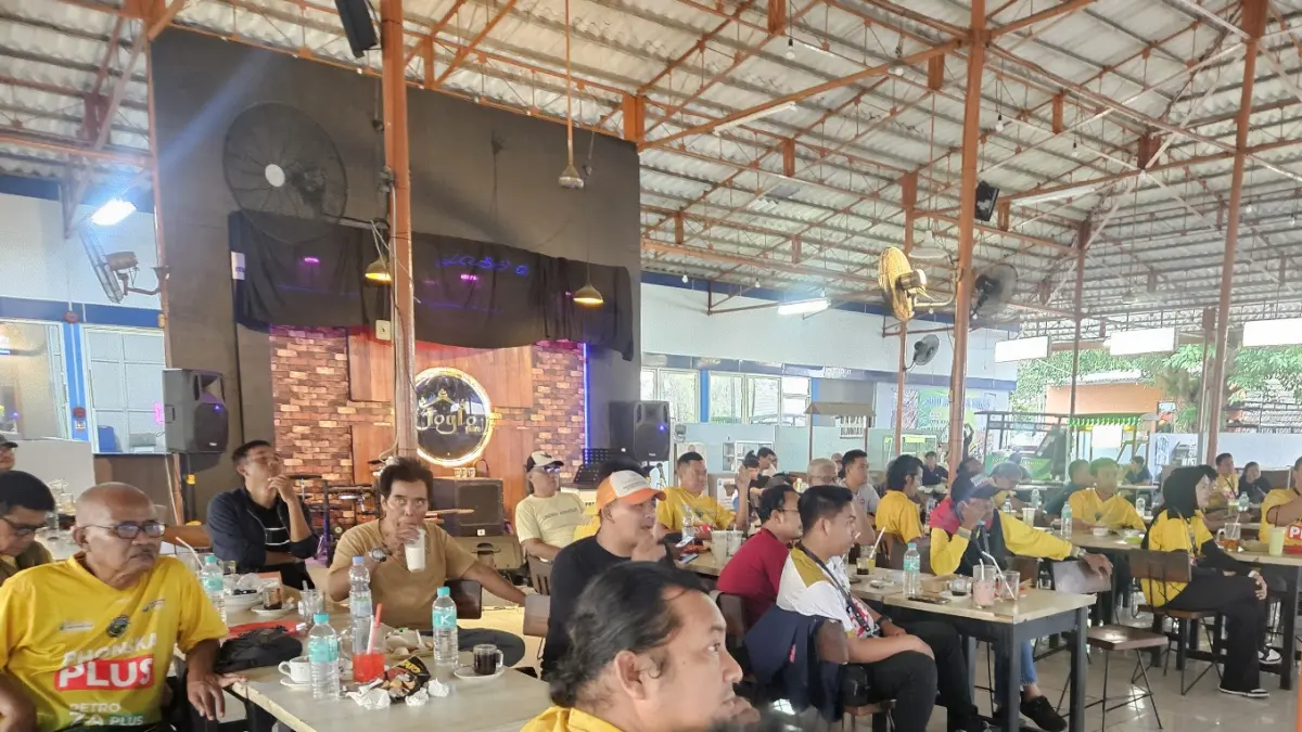 Tegang : Suasana Nobar Final Proliga 2026 yang digelar Petrokimia Gresik bersama Jurnalis.