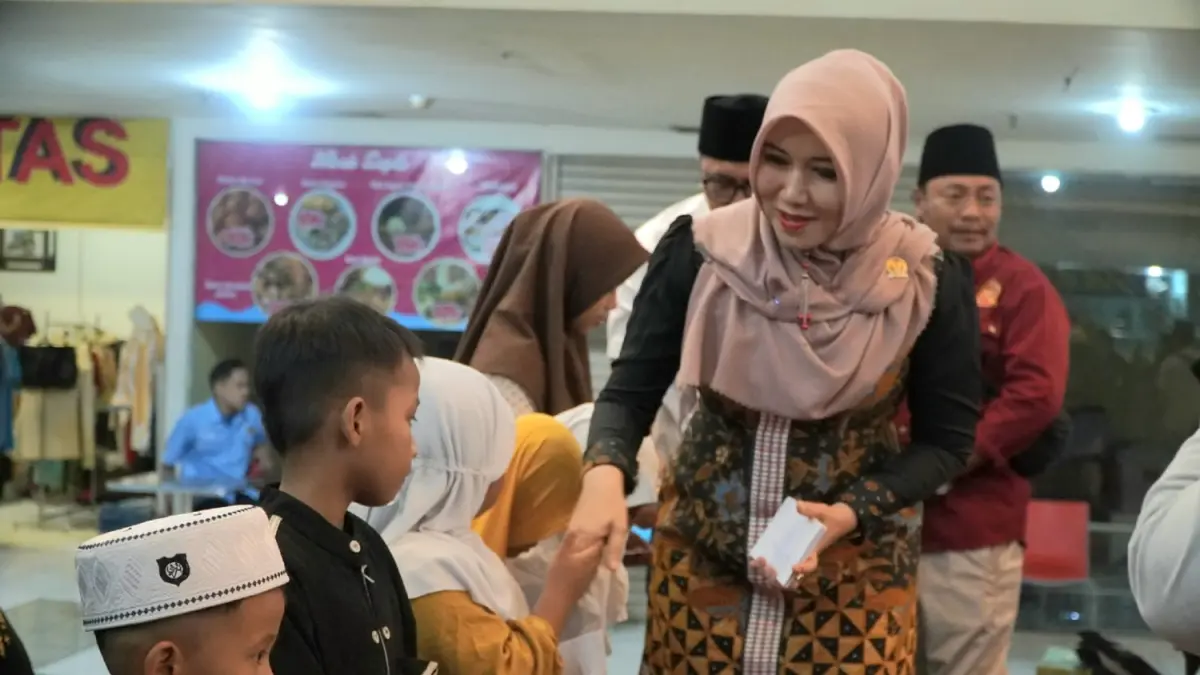 AKSI NYATA : Ning Lia dan MANTRA santuni puluhan anak yatim di Surabaya lewat aksi "Ceria Berbagi Indah Beribadah". (IST/ RADAR GRESIK)