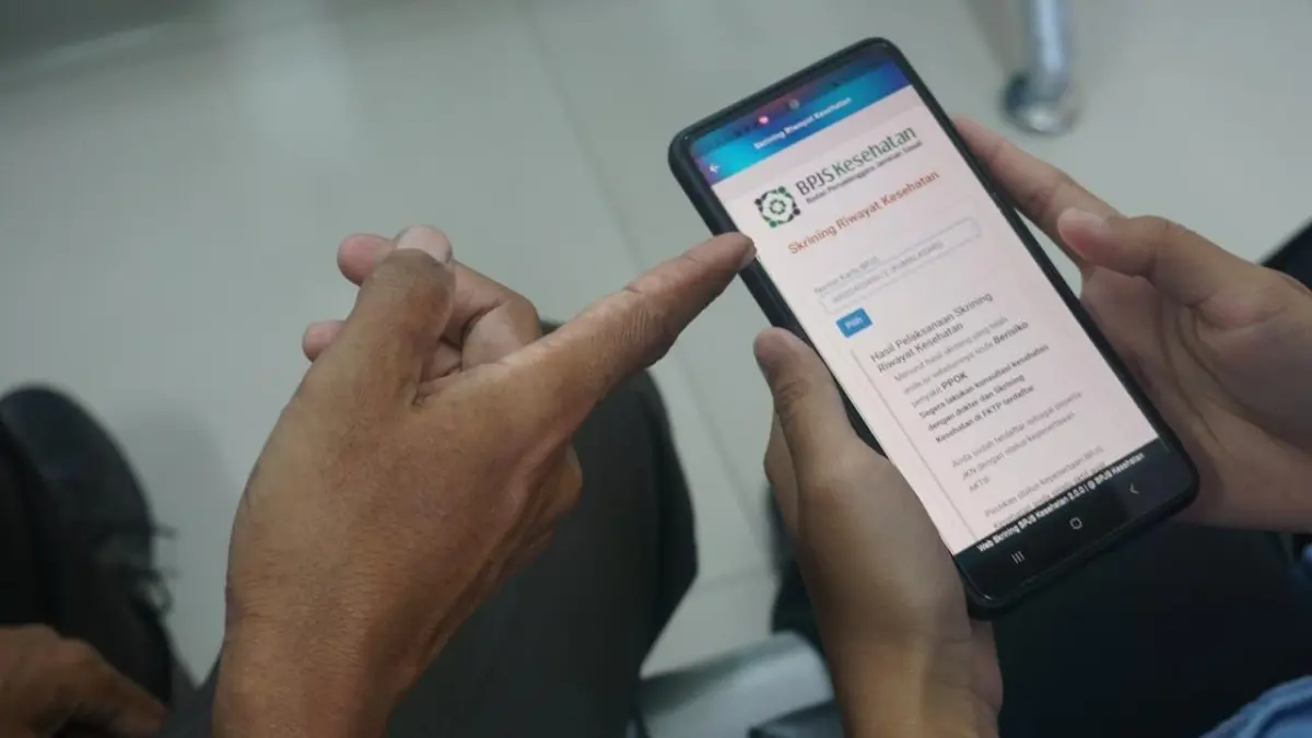 Cegah Dini:Petugas kesehatan saat memberikan layanan skrining kesehatan kepada masyarakat sebagai upaya deteksi dini penyakit tidak menular. (Fajar/Radar Gresik) 