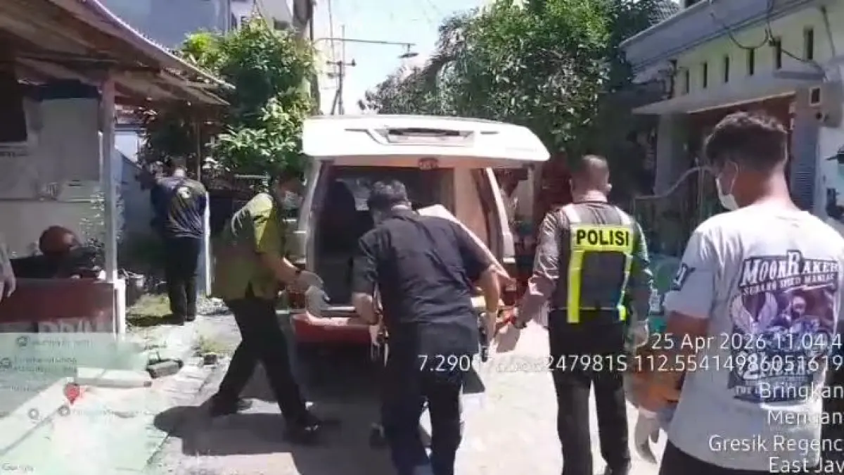 Dievakuasi: Anggota Polsek Menganti bersama petugas medis saat mengevakuasi jenazah korban dari dalam rumahnya di Perum Oma Indah untuk dibawa ke RSUD Ibnu Sina. (Ist/Radar Gresik) 