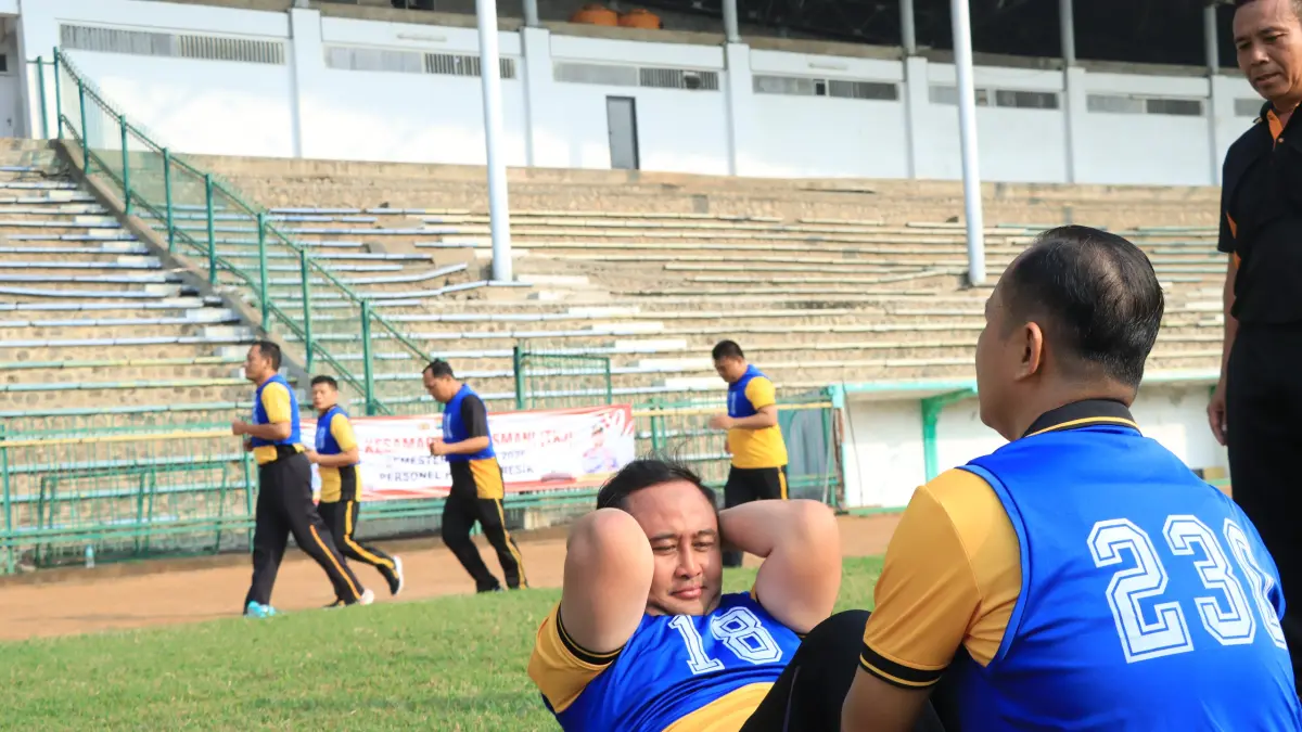 Jaga Stamina: Kapolres Gresik AKBP Ramadhan Nasution bersama jajaran saat memantau pelaksanaan Tes Kesemaptaan Jasmani Semester I 2026 di Stadion Petrokimia. (Ist/Radar Gresik) 