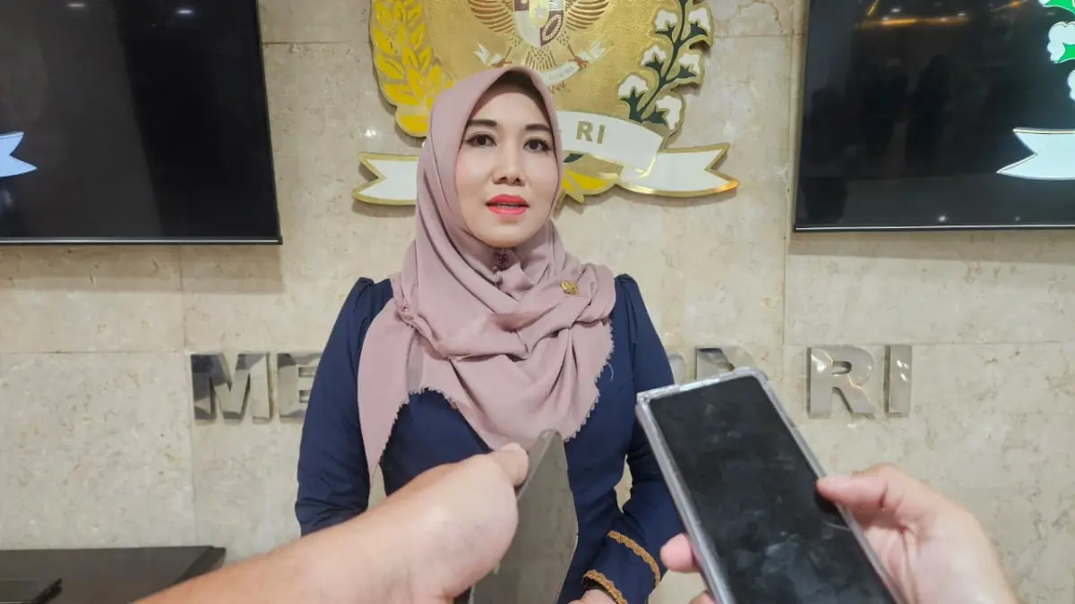 KABAR BAIK : Anggota DPD RI asal Jawa Timur, Dr. Lia Istifhama menyambut positif kebijakan Presiden Prabowo yang menurunkan biaya haji tahun 2026 sebesar Rp2 juta per jemaah. Di tengah naiknya harga avtur global. (IST/ RADAR GRESIK)