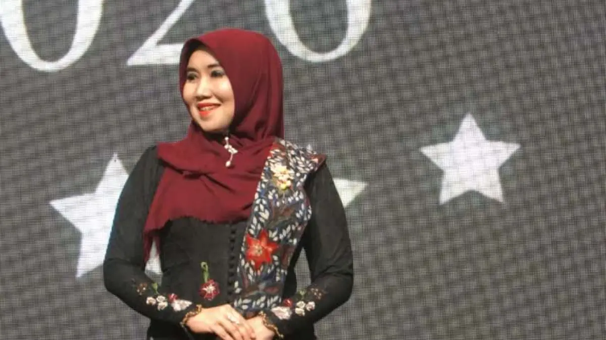KARTINI MILENIAL : Dr. Lia Istifhama membuktikan bahwa kecerdasan intelektual dan kepedulian sosial bisa berjalan beriringan. Sebagai senator DPD RI, ia membawa suara masyarakat Jatim dengan cara yang humanis dan cerdas. (IST/ RADAR GRESIK)